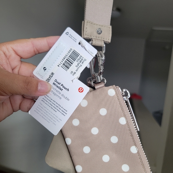 ๐ Lululemon Dual Pouch Wristlet *NWT* Sand Oak/Polka Dot ***SOLD OUT*** - Picture 4 of 5